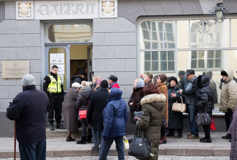 Tallinnas Venemaa saatkonna juures tekkis presidendivalimistel hääletada soovijatest järjekord.