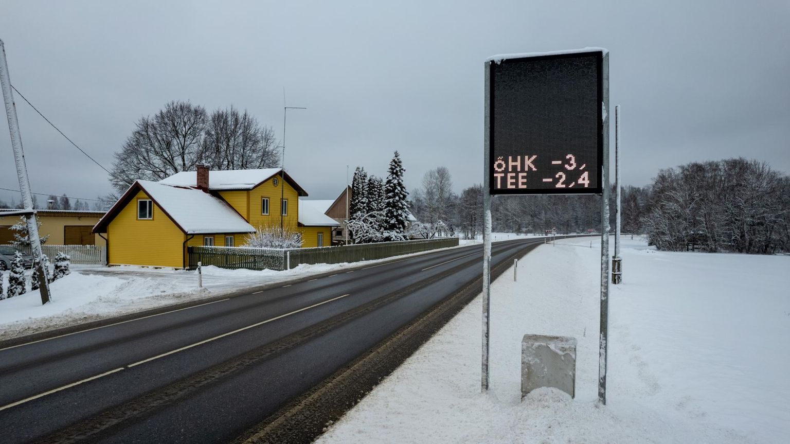 Tänassilma külas Tartu–Viljandi maantee ääres jagab liiklejaile infot elektrooniline infotabloo ehk muutuva teabega märk.