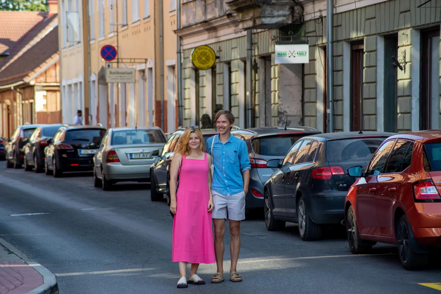 Aurelia Aasa, Sander Joon, Viljandi Lossi tänav ja palju autosid. Ralli on populaarne teema ning Aurelia Aasa ja Sander Joone filmi «Sierra» eesmärk oli keerata rallimaailma struktuurid pahupidi ja vaadata seda läbi sõbraliku iroonia.
