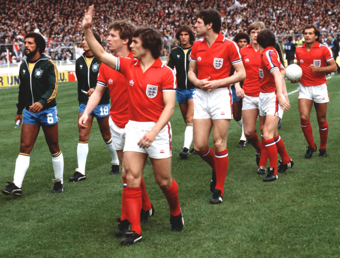 Kenny Sansom publikule lehvitamas.