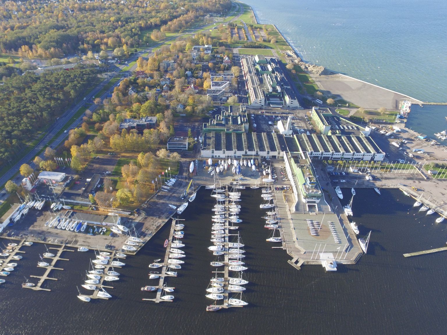 Kalevi Jahtklubi ja Tallinna Olümpiapurjespordikeskuse sadamad Pirital, Kalevi JK on üks projektiga oma energiatõhusust parandavatest Eesti sadamatest.