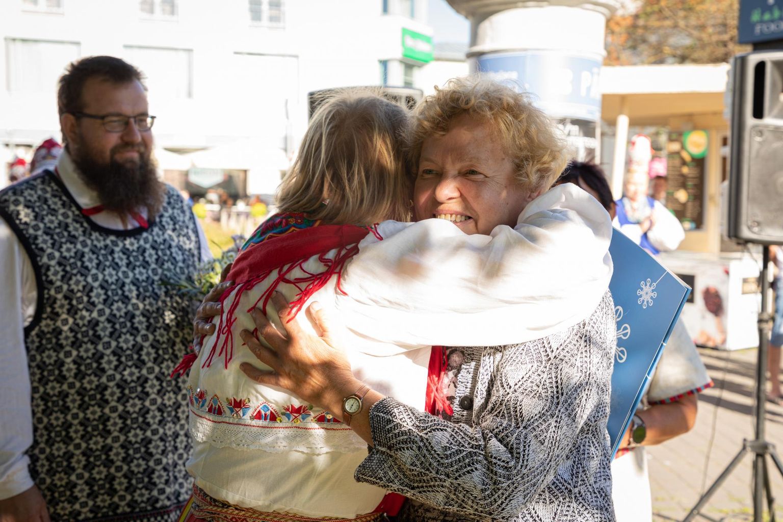 Lastepargis anti rahvatantsu ja -muusika tunnustus üle Marika Leibakule (paremal). Pildil kallistavad teda rahvatantsuansambli Kajakas tantsijad Hevelin Antsmäe ja Rein Prangli.