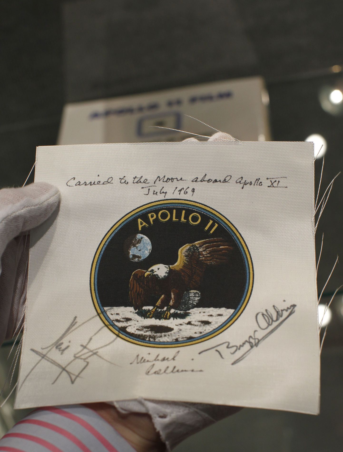 Apollo 11 embleem, mille on astronautide allkirjad