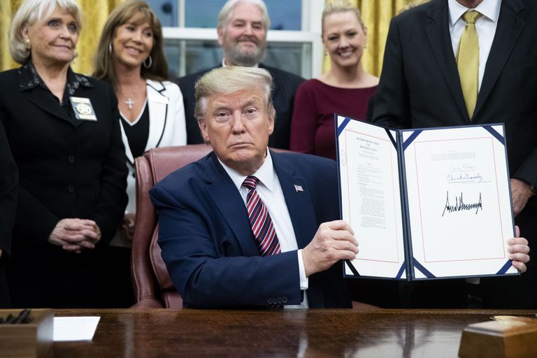Donald Trump uuele loomakaitseseadusele antud allkirja demonstreerimas