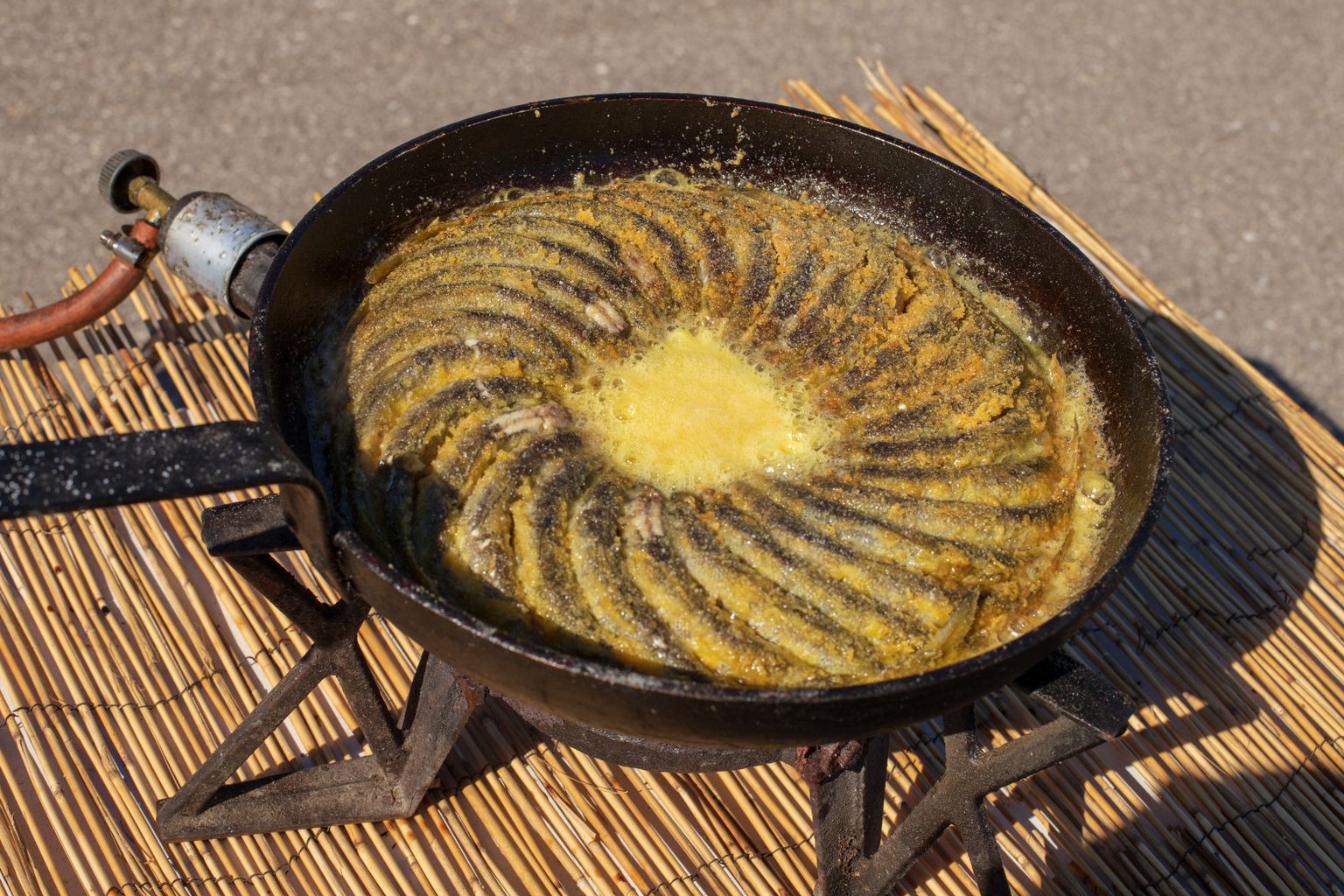 Maisijahuga paneeritud kalad pannakse ringikujuliselt pannile ja päikest meenutav ketas küpsetatakse mõlemalt poolt kuldpruuniks. Toit on menukas ja sööjad kiidavad.