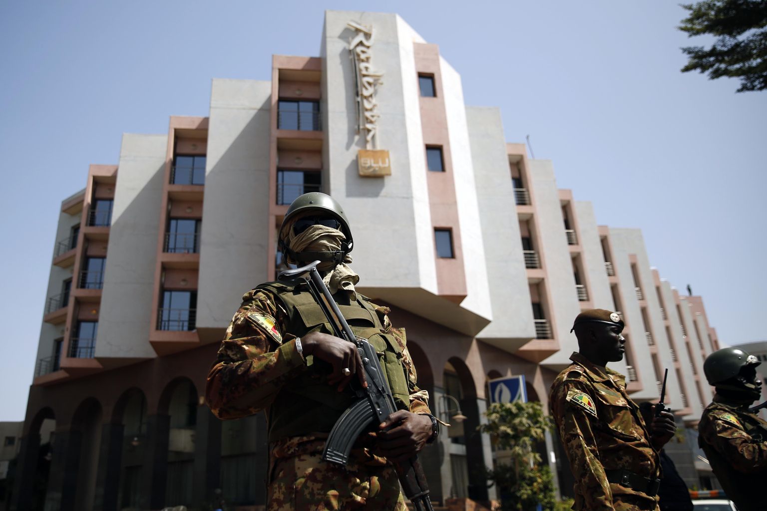 Mali sõdurid seismas Bamakos hotelli Radisson Blue ees. Foto on illustratiivne.
