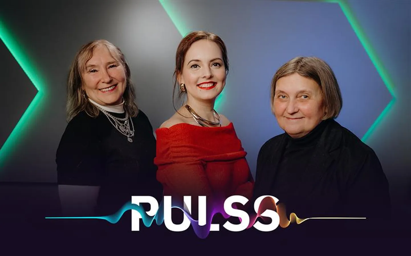 No kreisās: Kaucmindes muižas jaunā īpašniece, būvinženiere  un arhitekte Aiva Dreimane-Ozolzīle; pa vidu - TVNET žurnāliste un raidījuma vadītāja Vita Daukste-Goba; no labās: Nacionālā kultūras mantojuma pārvaldes (NKMP) Zemgales reģionālās nodaļas valsts inspektore Mārīte Putniņa.