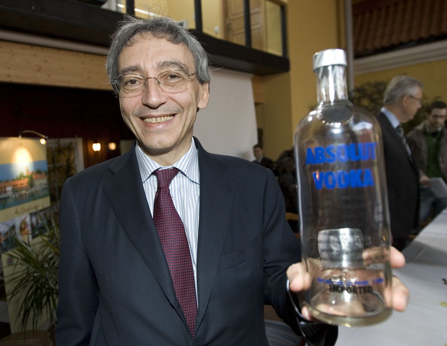 Pernod Ricard'i turundusjuht Pierre Pringuet Absolut Vodka pudeliga. 2008. aastast kuulub Rootsi toiduainetööstuse suurim ekspordiartikkel Absolut Pernod Ricard'le, kuid seda toodetakse endiselt Lõuna-Rootsis.