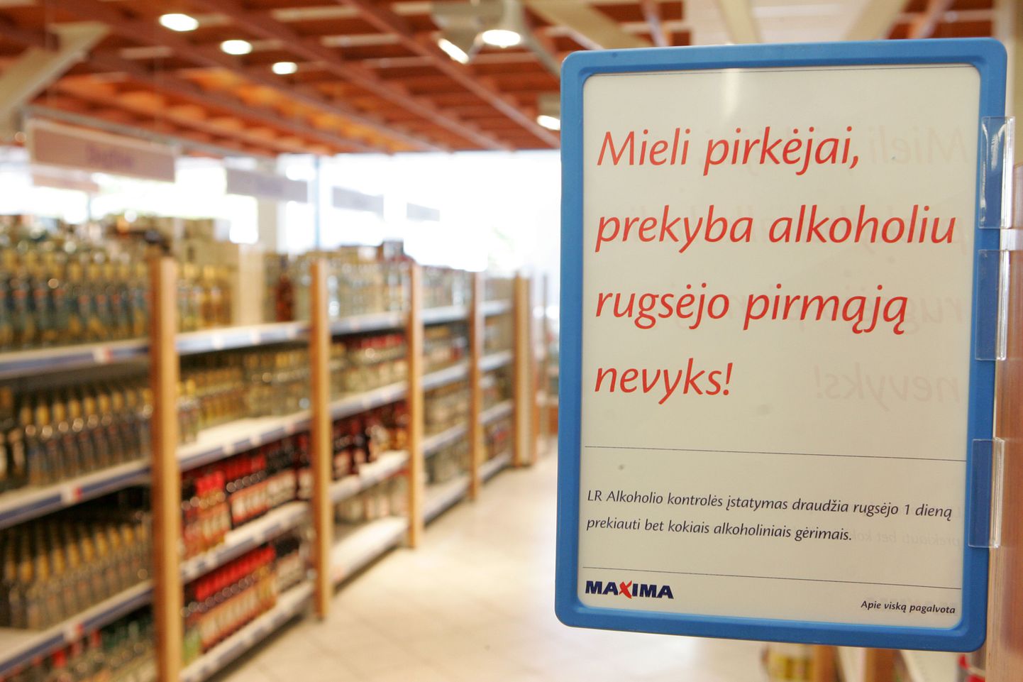 Teade kaubanduskeskuses teavitab alkoholimüügi keelust 1. septembril. Peagi võib alkoholipoliitika Leedus veelgi karmistuda.