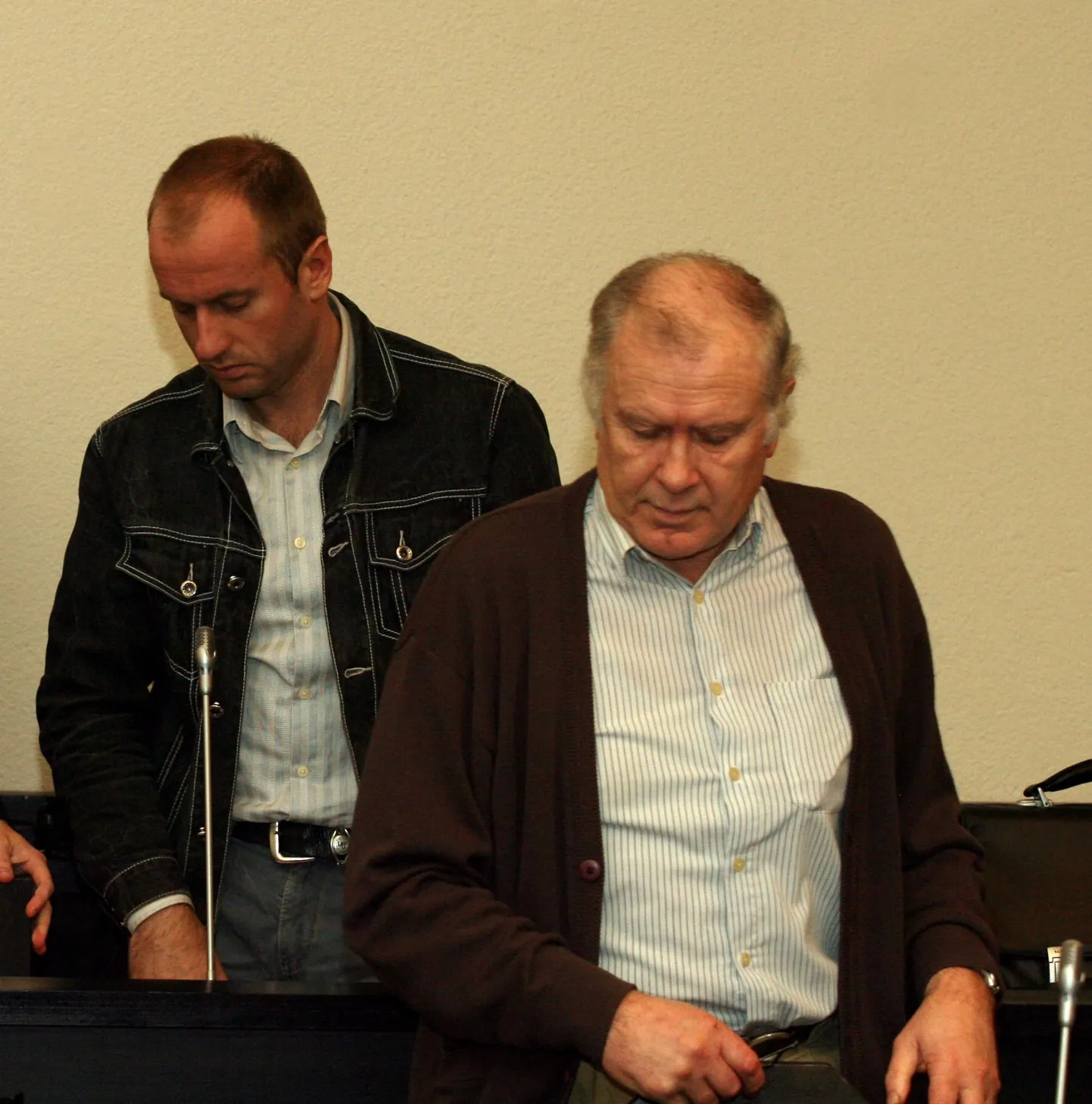Олаф Чарнецкий (справа) и Гуннар Бергвальд (на заднем плане) в зале суда.