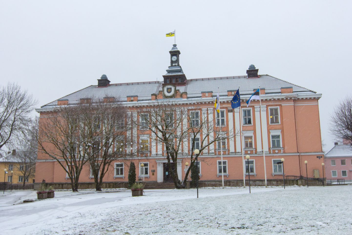 Stalini ajal Narva ja Tartu raekodadest inspireerituna rajatud kunagise rajooni täitevkomitee ja praeguse vallavalitsuse hoone Otepääl, mille aknad ettevõte Novabild vahetama pidi.