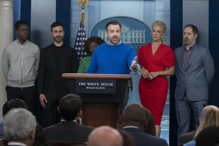 «Ted Lasso» seriaali näitlejad Toheeb Jimoh, Brett Goldstein, Jason Sudeikis, Hannah Waddingham ja Brendan Hunt. Vasakult teine on Valge Maja pressiesindaja Karine Jean-Pierre.