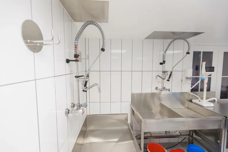 Pesuruumgi on tehases hästi oluline. Pärast seda kui ühe ravimi pakendamine lõpetatakse ja alustatakse teise pakendamist, läbib kõik liinil olevad seadmed põhjaliku pesu.