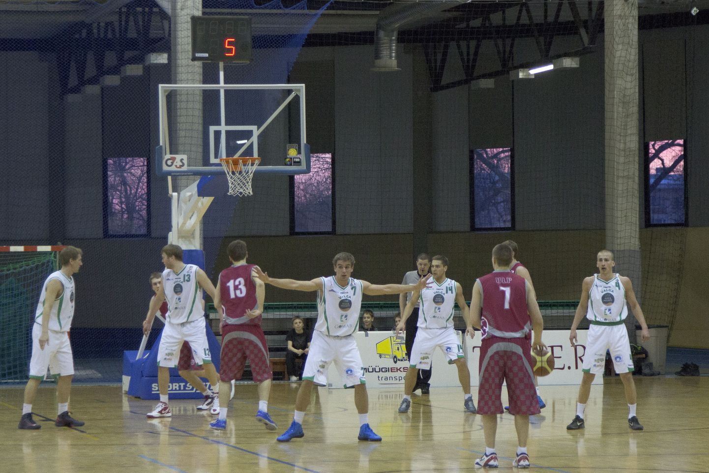 Valga / Maks ja Mooritsa korvpallimeeskond (valgetes särkides), Taavi Leok kannab numbrit 14.
