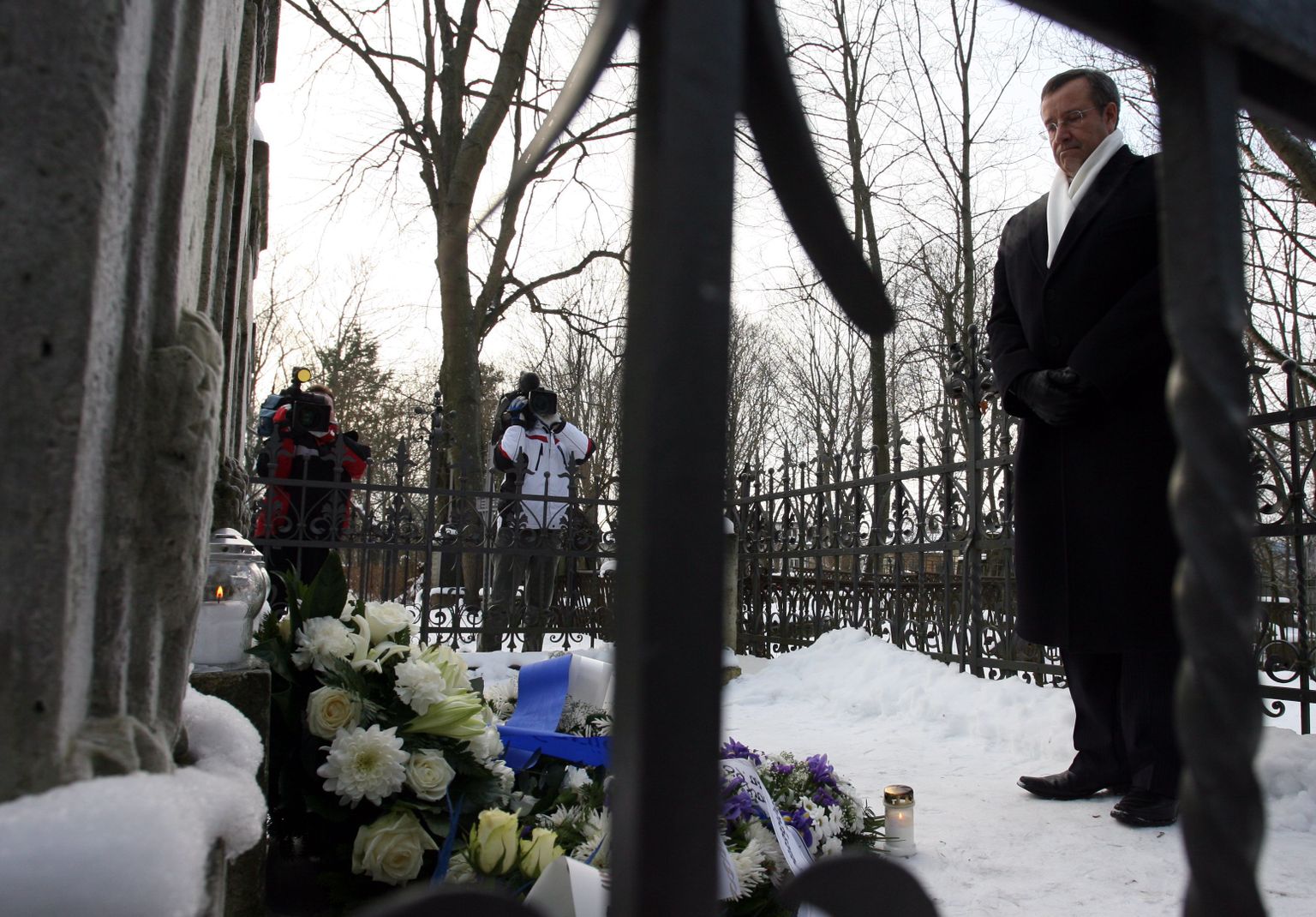 Eesti Vabariigi president Toomas Hendik Ilves asetas pärja Jaan Poska hauale Tartu Rahu aastapäeva puhul.