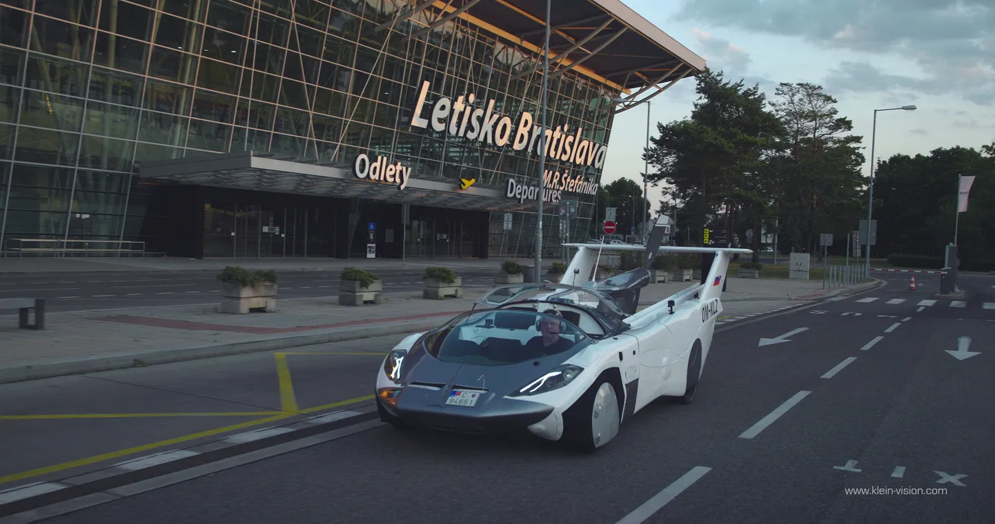 Aircar sõitmas Bratislava lennujaama lähistel autona.