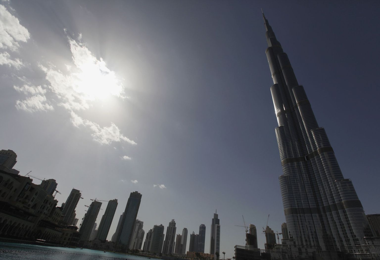 Parempoolne hoone pildil ongi Burj Khalifa, mis on praeguse seisuga maailma kõrgeim ehitis.