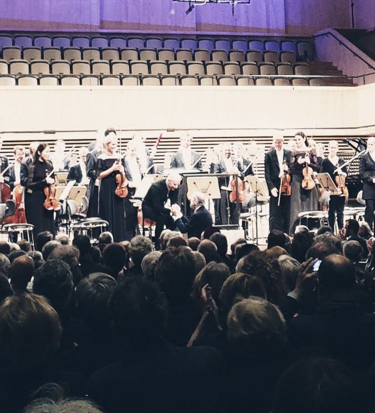 Õnnelik hetk Tonhalle orkestri ees, dirgent Paavo Järvi ja helilooja Arvo Pärt tänamas üksteist.