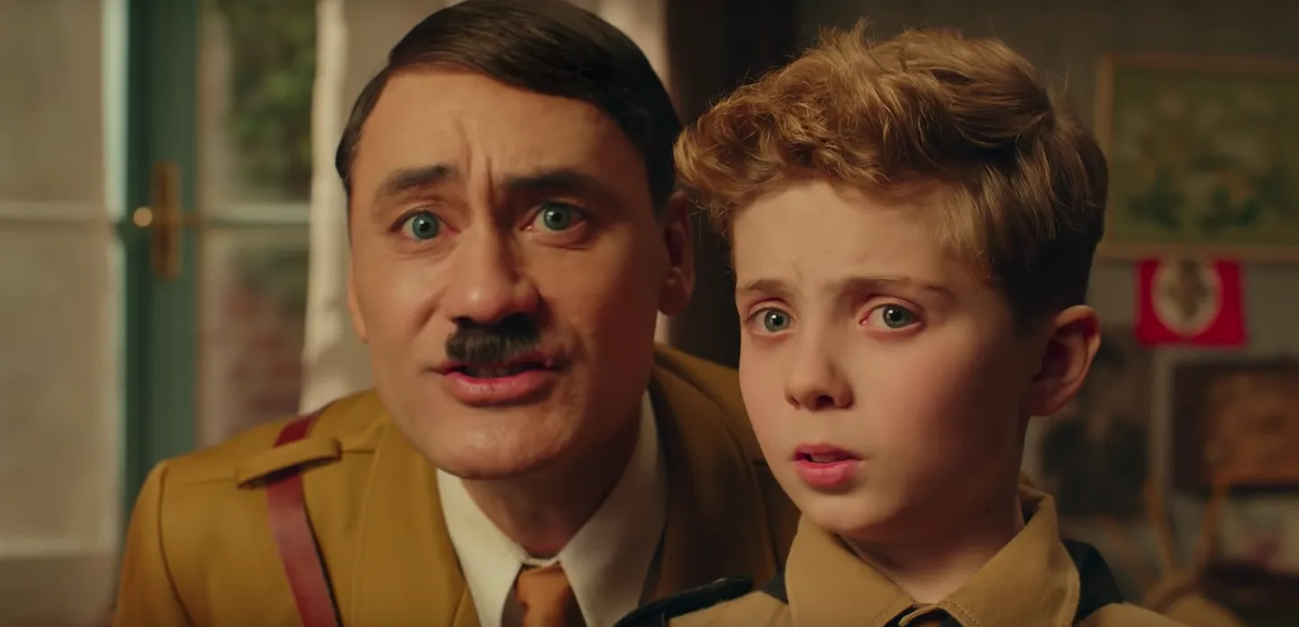 Taika Waititi ja Roman Griffin Davis (alias JoJo) filmis «JoJo Rabbit»