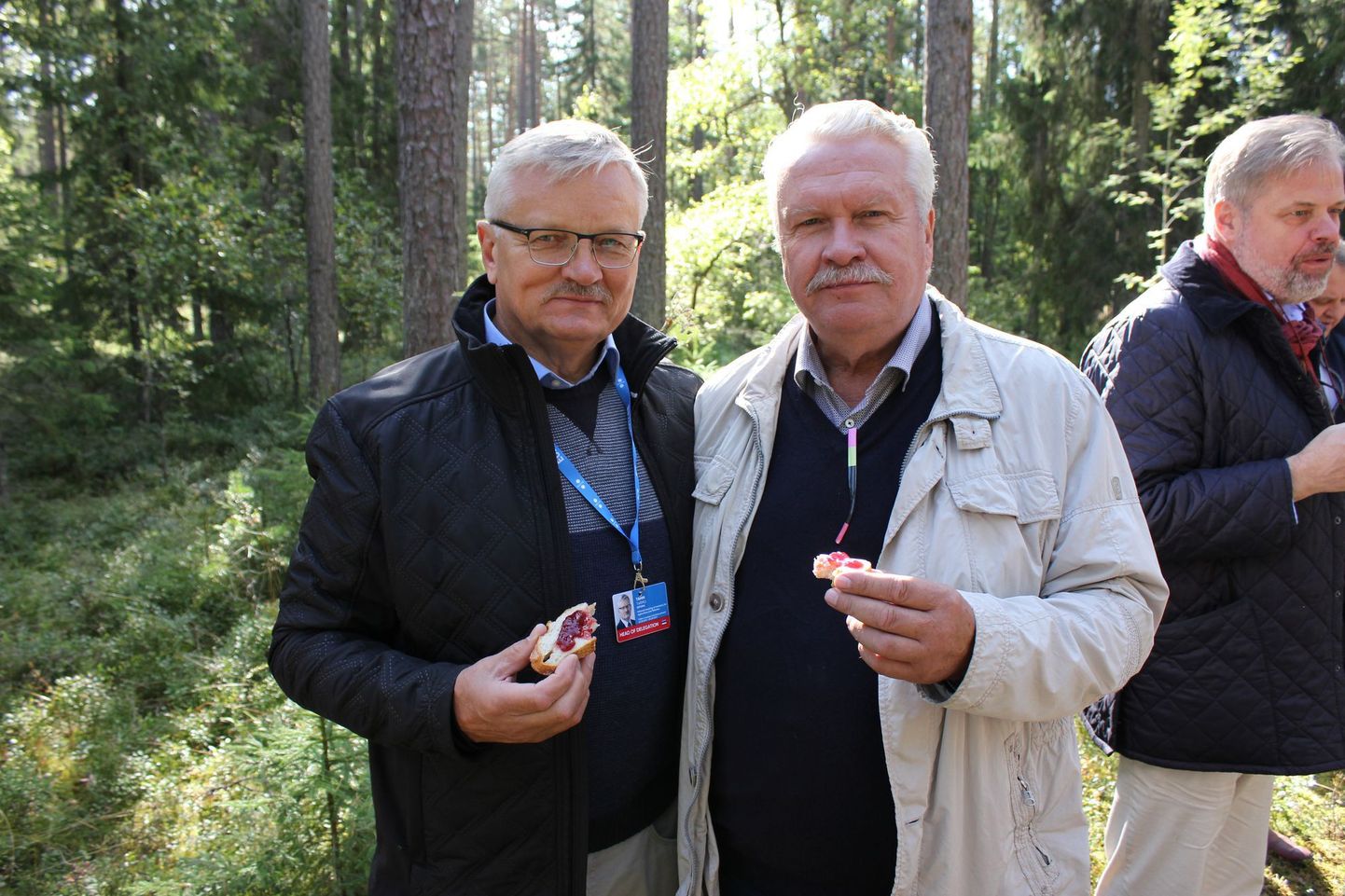 Maaeluminister Tarmo Tamm (vasakul) ja Läti põllumajandusminister Janis Duklavs Viru ­rabas.