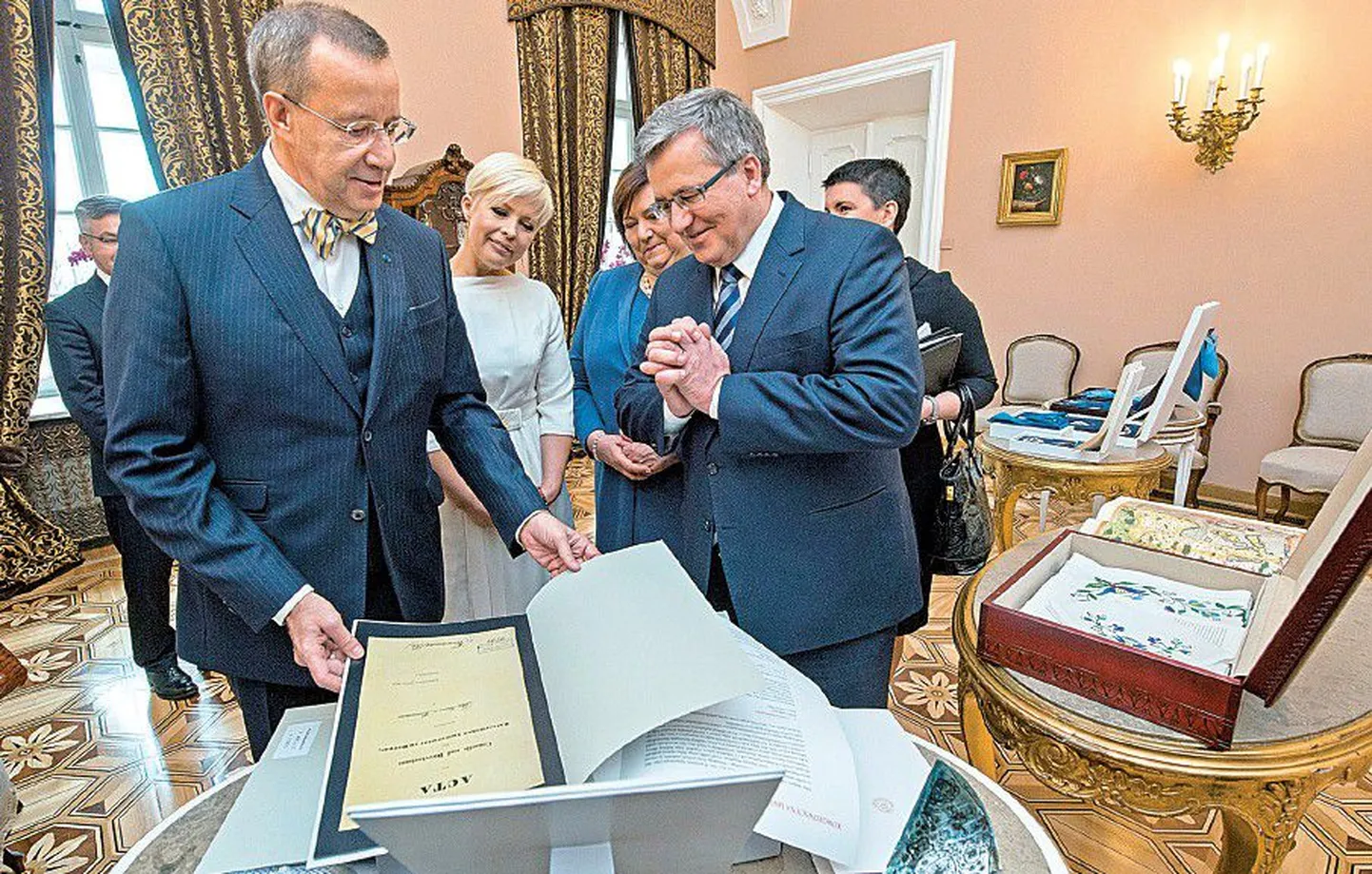 Президент Польши получил в дар копии находящихся в Национальном архиве Эстонии документов его деда, обучавшегося в Тартуском университете.