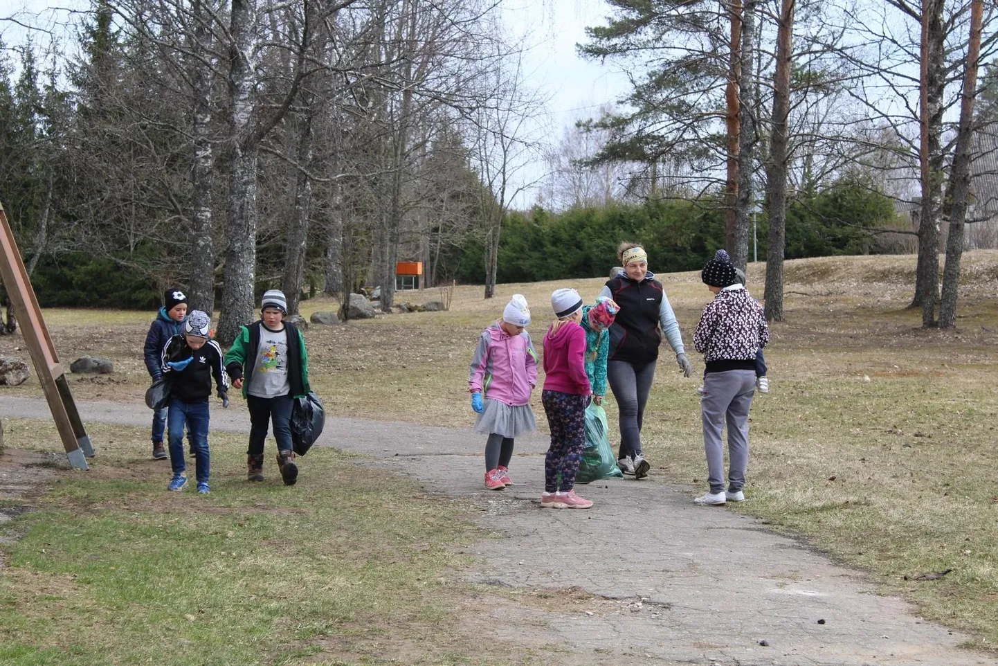 Esimese ja teise klassi lapsed käisid koristades läbi staadioni ja selle ümbruse, koolimaja esise ja taguse ning spordikeskuse ümbruse.