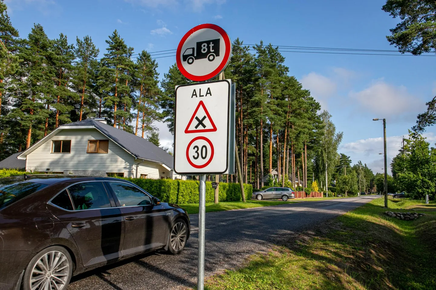 Käärasoo tee alguse liiklusmärke eiratakse.