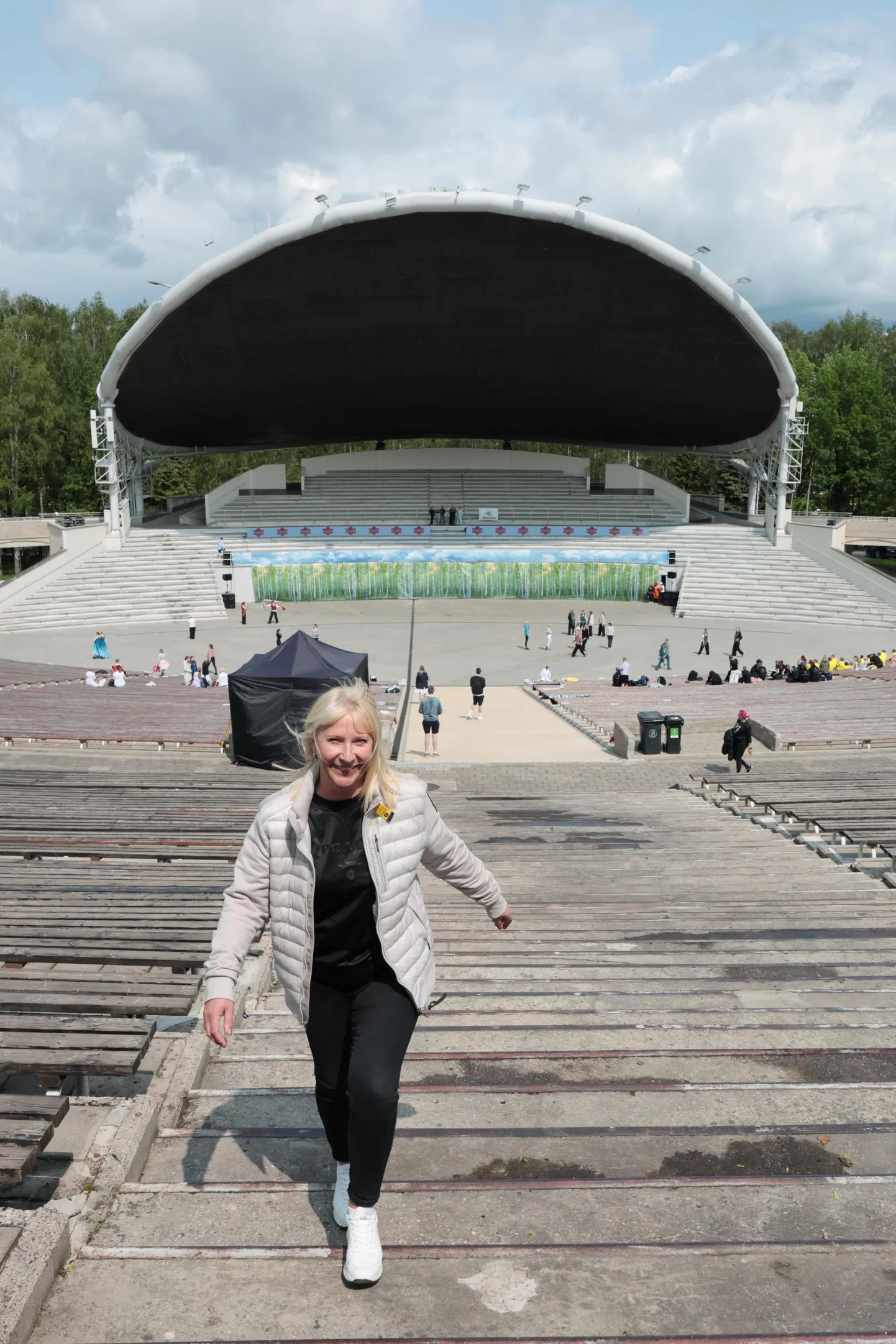 Teisipäeva lõuna paiku käisid Tartu laululaval ettevalmistused õhtuseks suureks võimlemispeoks. Tartu Spordi müügi- ja teenindusjuht Auli Solo sõnas, et ta on mõtetega juba järgmises aastas, kui laululavale on oodata jälle nimekaid välisesinejaid.