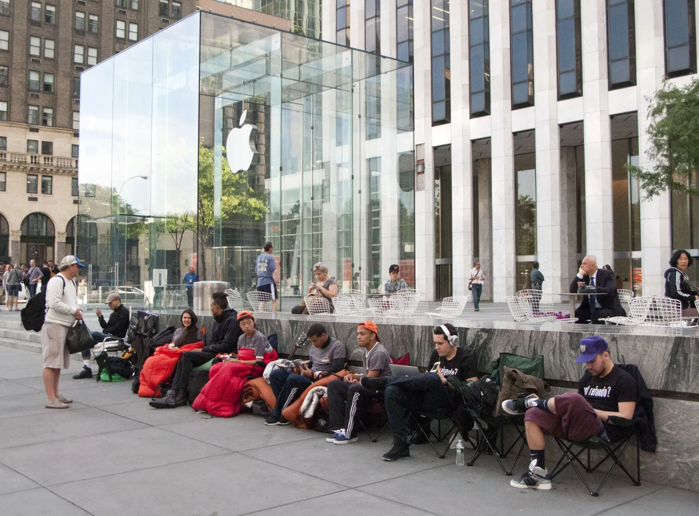 Uut iPhone'i ootavad inimesed New Yorgi tänaval
