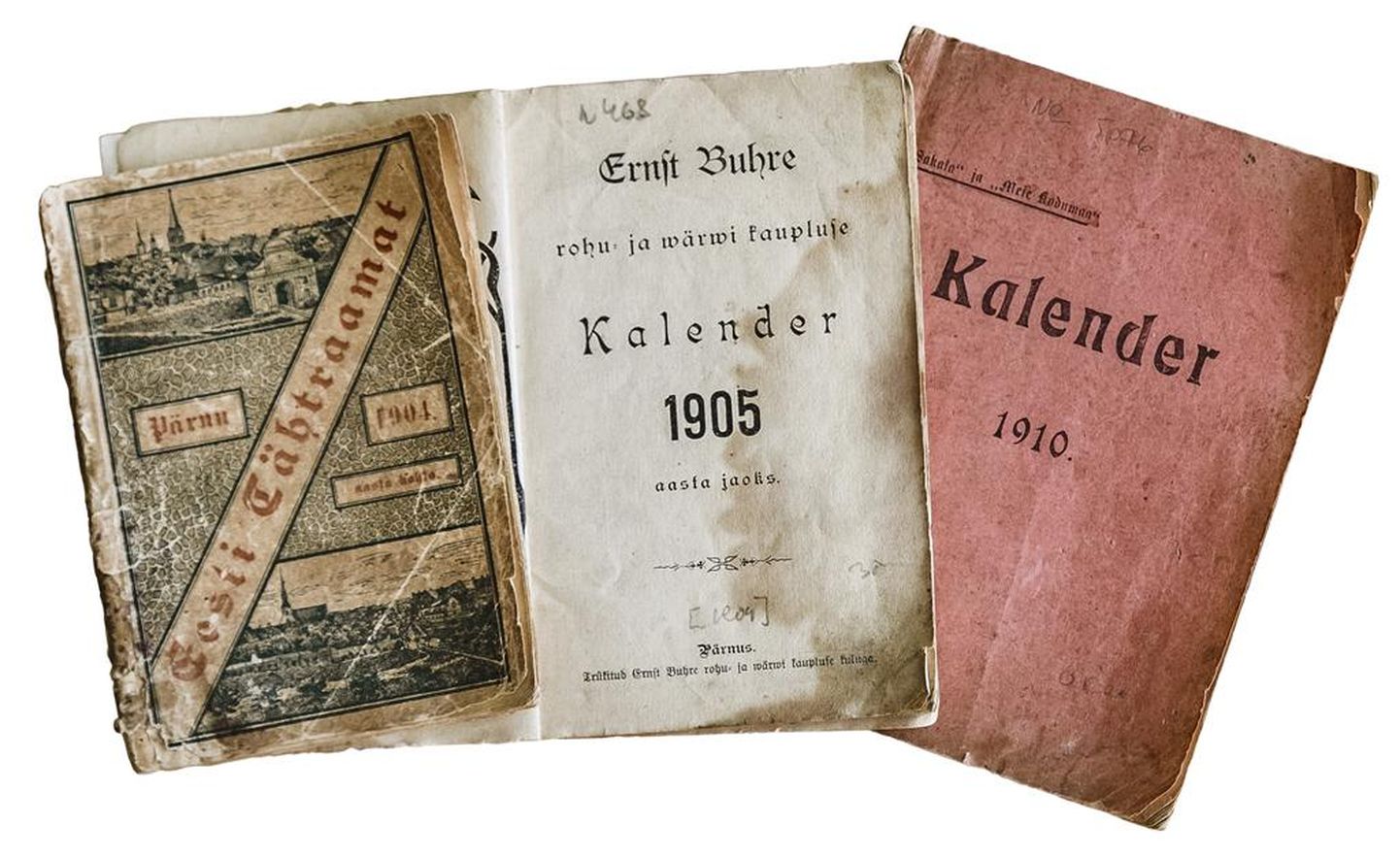 Valik Pärnu kalendreid ja tähtraamatuid eelmise sajandi algusest Olaf Esna erakogust.