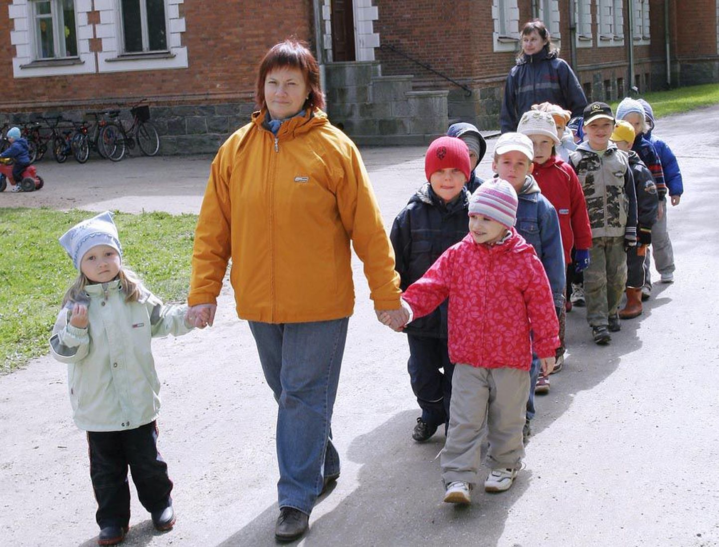 Suure-Jaani valla lasteaiaõpetajate olukord on lootusrikkam kui paljudel nende kolleegidel Viljandimaal. Pildil viib oma hoolealuseid jalutama Olustvere lasteaiaõpetaja Maie Teder.