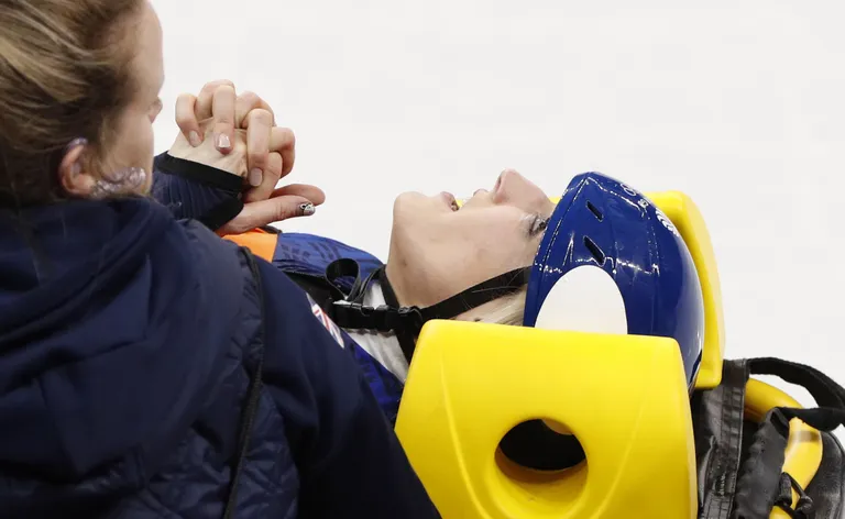 Suurbritannia uisutaja Elise Christie pärast ränka kukkumist.