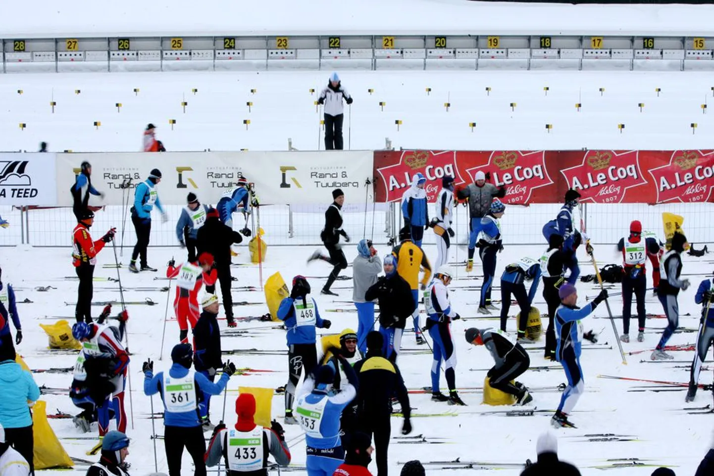Tartu maratoni korraldajad kinnitavad osalejatele, et ei maksa karta end liiga paksult riidesse panna. Kui päikese käes rajal palav hakkab, võib üleliigsed                        riided teeninduspunktides ära anda. Rõivad saab hiljem talongi vastu kas finišis või Tartu maratoni kontoris tagasi.