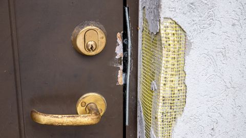 Purjus naine tungis Jõgevamaal endise elukaaslase majja, Tartus lõi mees naist näkku