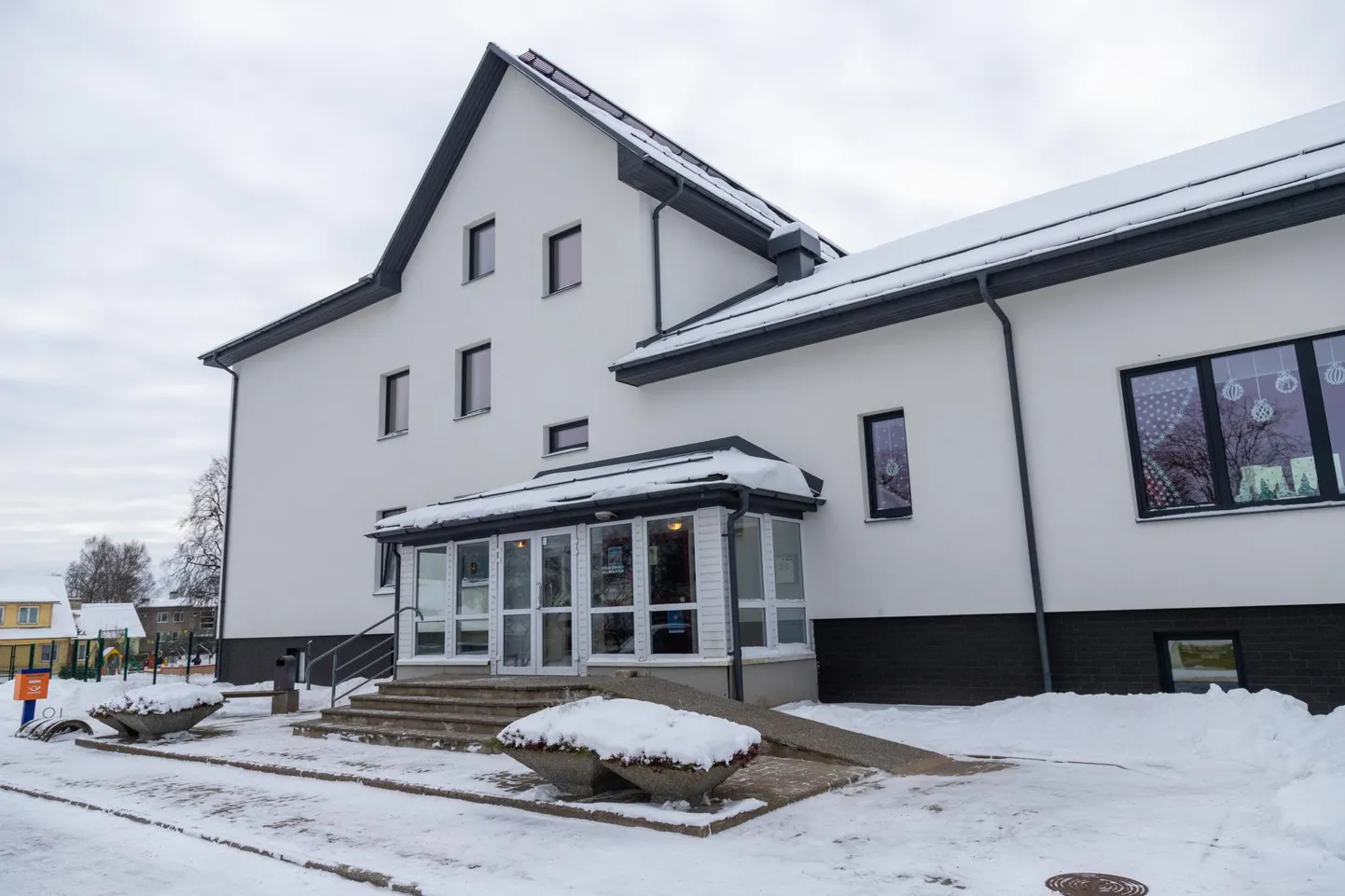 Suure-Jaani Sipsiku lasteaeda ja vallavalitsust mahutavas hoones on remont valmis. Põhjalik uuenduskuur läks maksma üle miljoni euro.