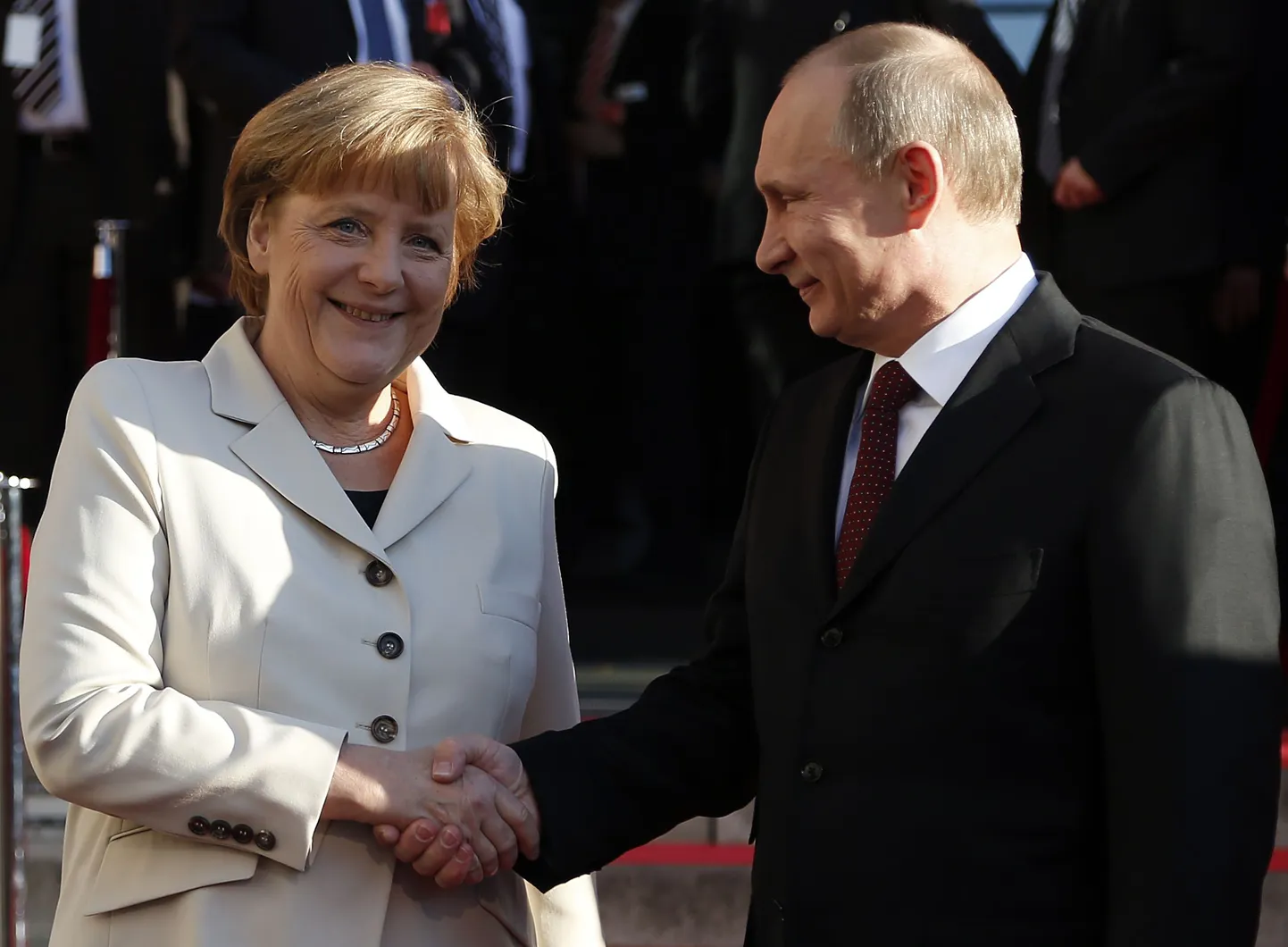 Angela Merkel tervitab Vladimir Putinit Hannoveri tööstusmessi avamisel.