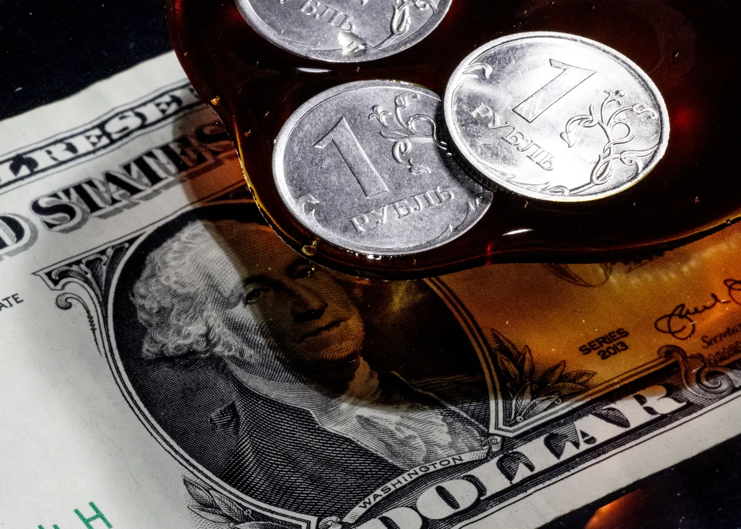Rublamündid USA ühedollarilise pangatähe taustal.