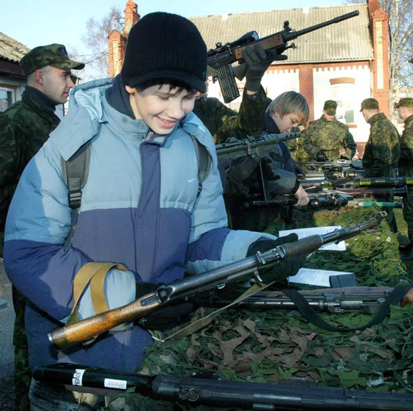 Lahtiste uste päev Pärnu garnisonis pataljoni sünnipäeval 21. novembril. Kaitseväelastega vahetult suheldes kasvab noorte kaitsetahe mühinal.

Ants Liigus
