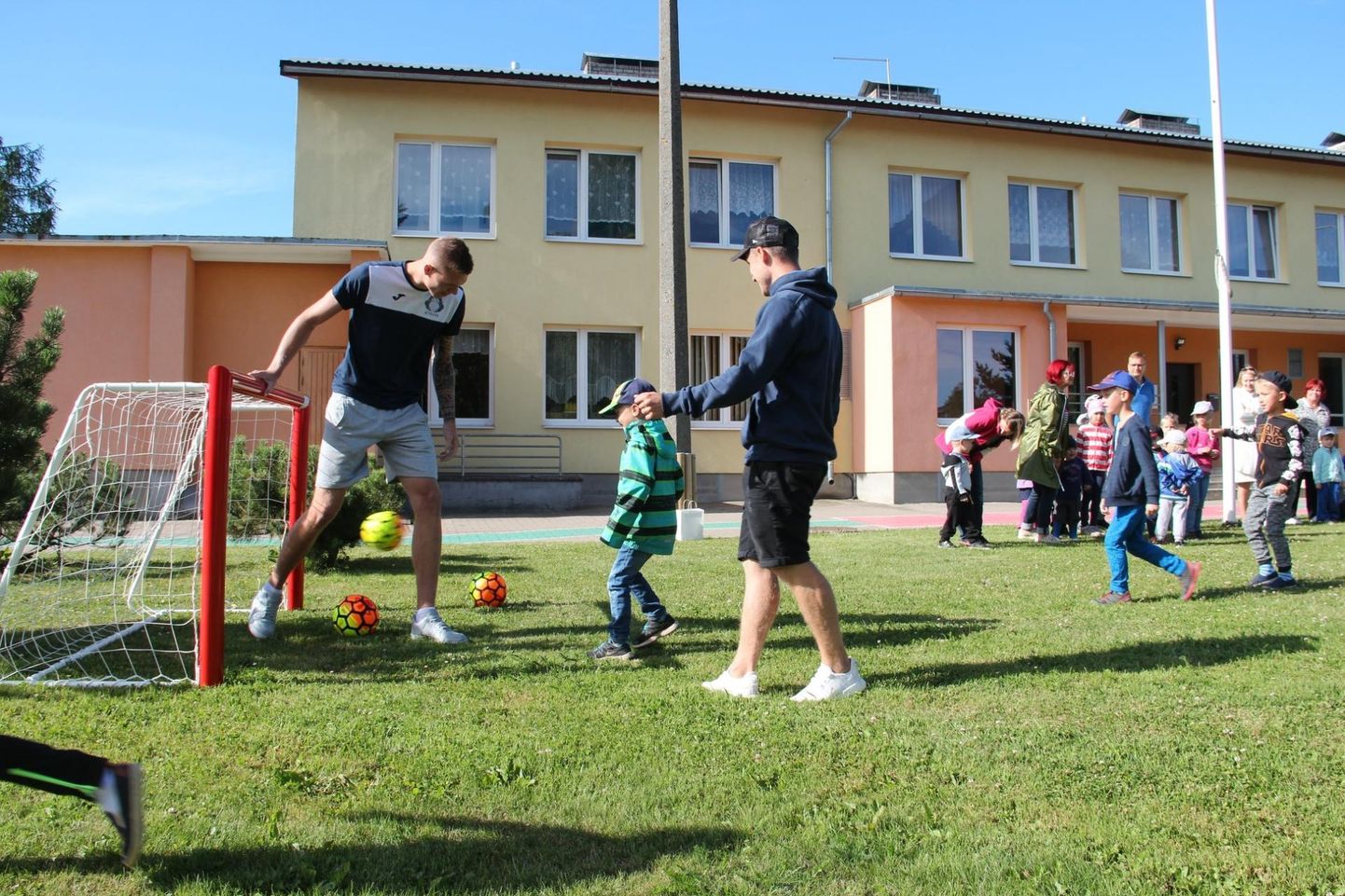Viljandi Tuleviku esindusmeeskonna mängijad kinnitasid väravad lasteaedades maasse. Fotol on neist Karl-Romet Nõmm (vasakul) ja Illimar Loigo.