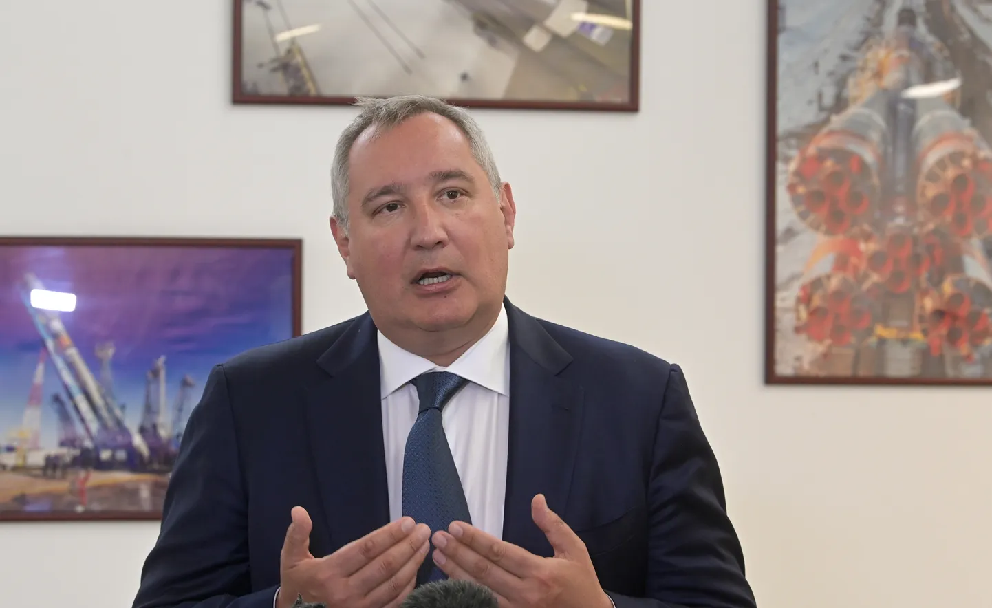 Vene riikliku kosmoseagentuuri Roskosmos direktor Dmitri Rogozin 6. septembril Vene Kaug-Idas asuval Vostotšnõi kosmodroomil pressikonverentsi andmas.