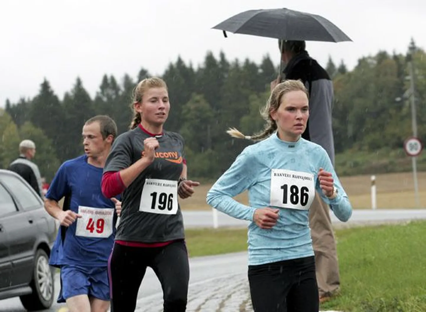 Lääne-Virumaa meistriks tulnud Kaidi Kivioja (keskel) ja hõbedale jooksnud Janelle Tarum (paremal) 10 km rajal Piira ringteel. Finišini jäi veel 4 km.