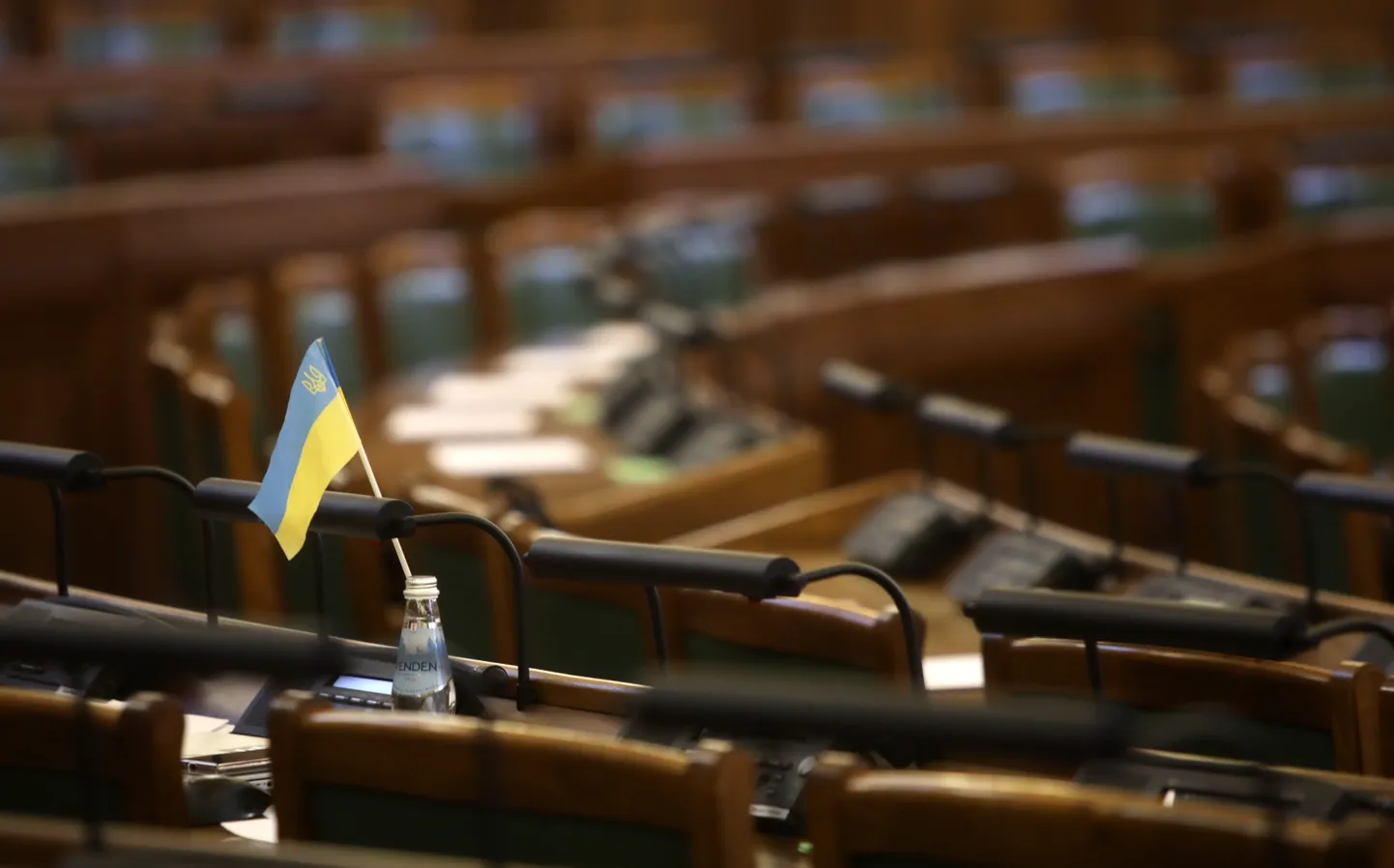 Ukrainas karodziņš Saeimas sēžu zālē.