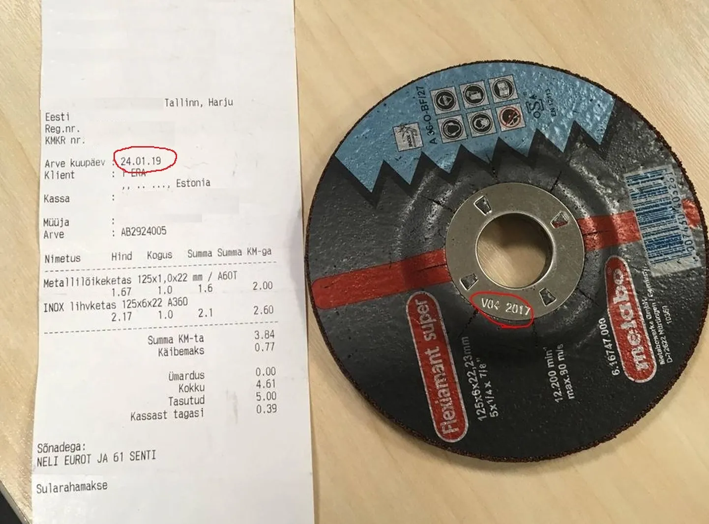 Aegunud «parim enne» kuupäevaga metallilõikuri ketas. Tšekilt on näha, et ketas osteti 2019 aastal.