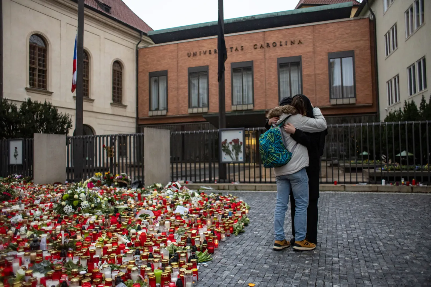 Акция памяти погибших в стрельбе в Карловом университете Праги