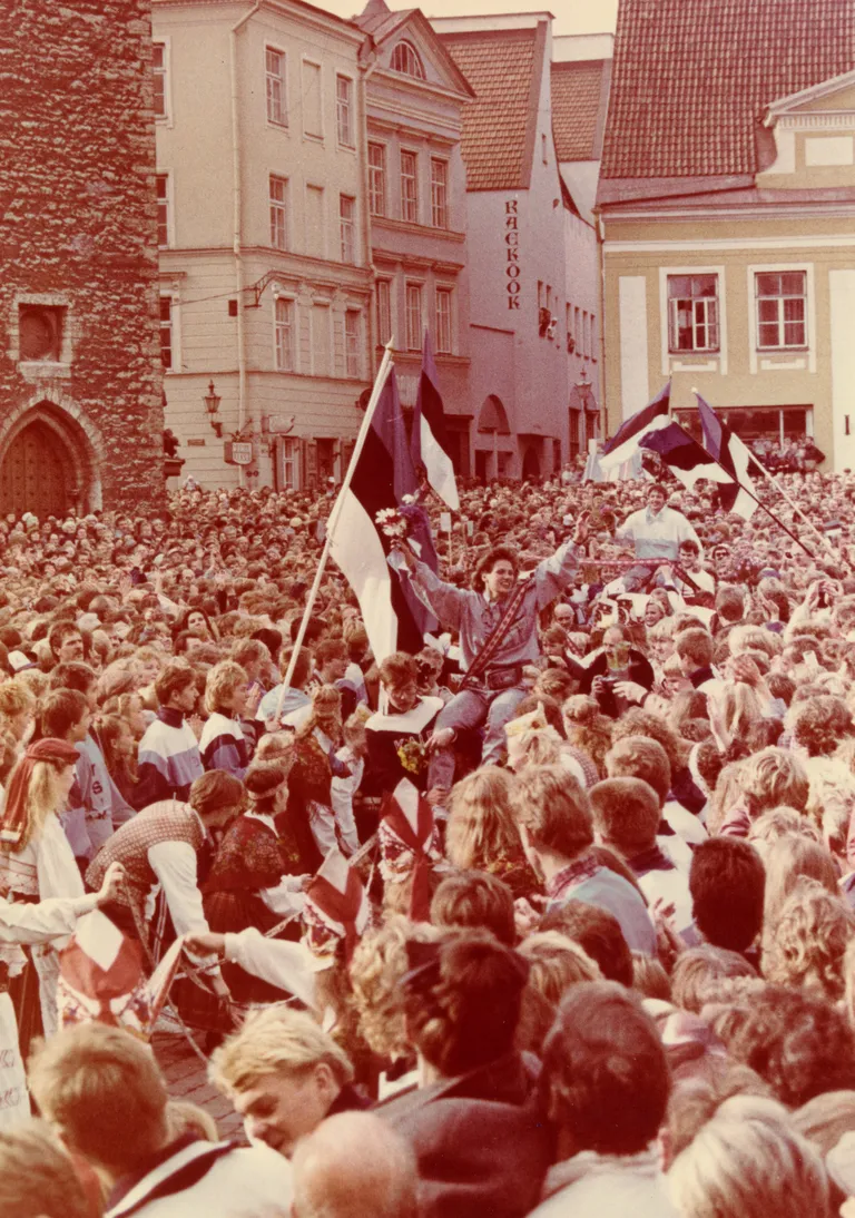 1988. aasta olümpiasangarite Erika Salumäe ja Tiit Soku vastuvõtt Raekoja platsil.