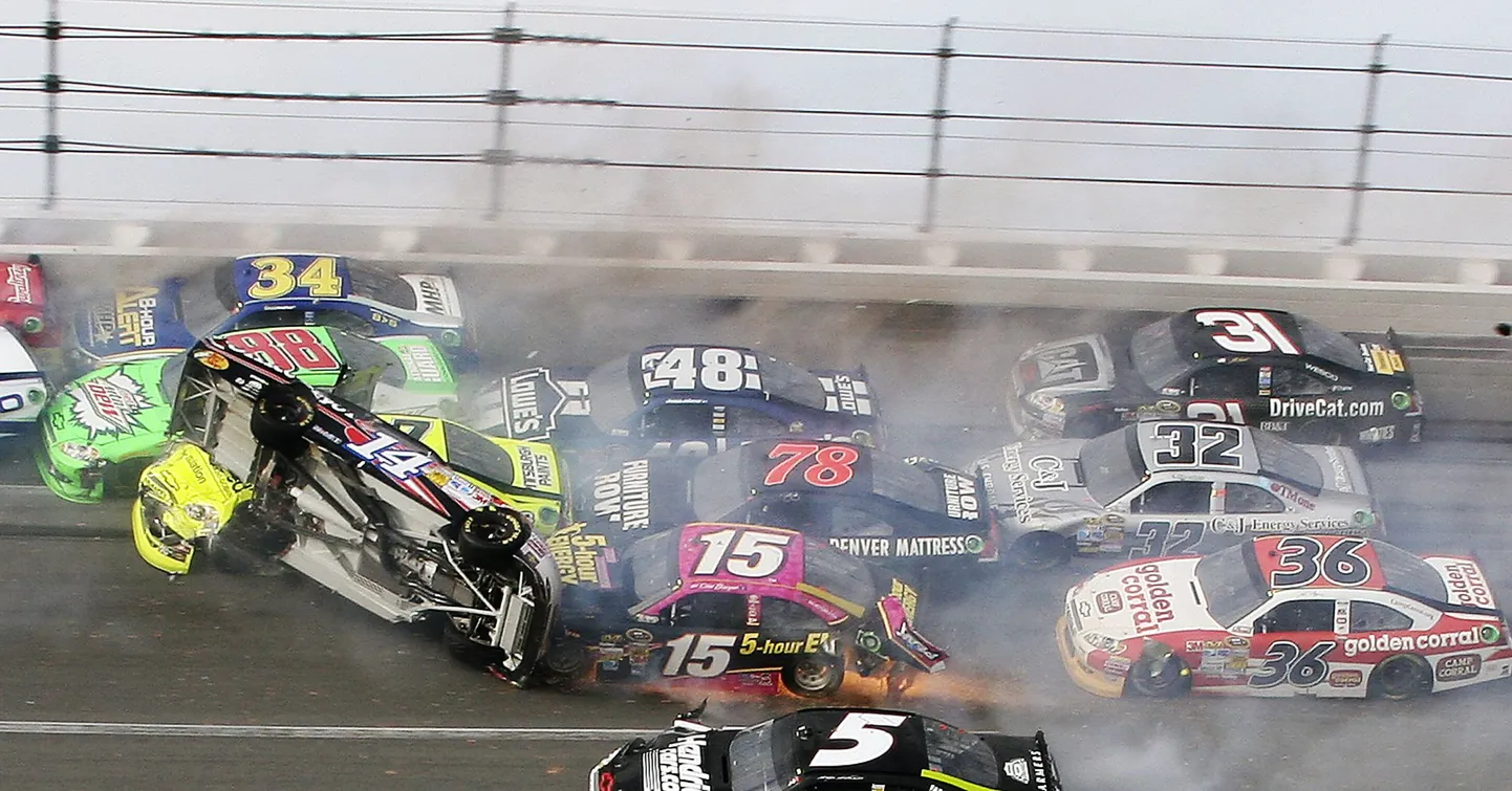 NASCARi Talladega etapil põrkasid viimasel ringil kokku 25 autot.
