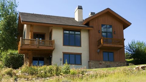 Lünk seaduses: kodutu naine võttis üle pere maja, kui tal oli lubatud seal korraks ööbida