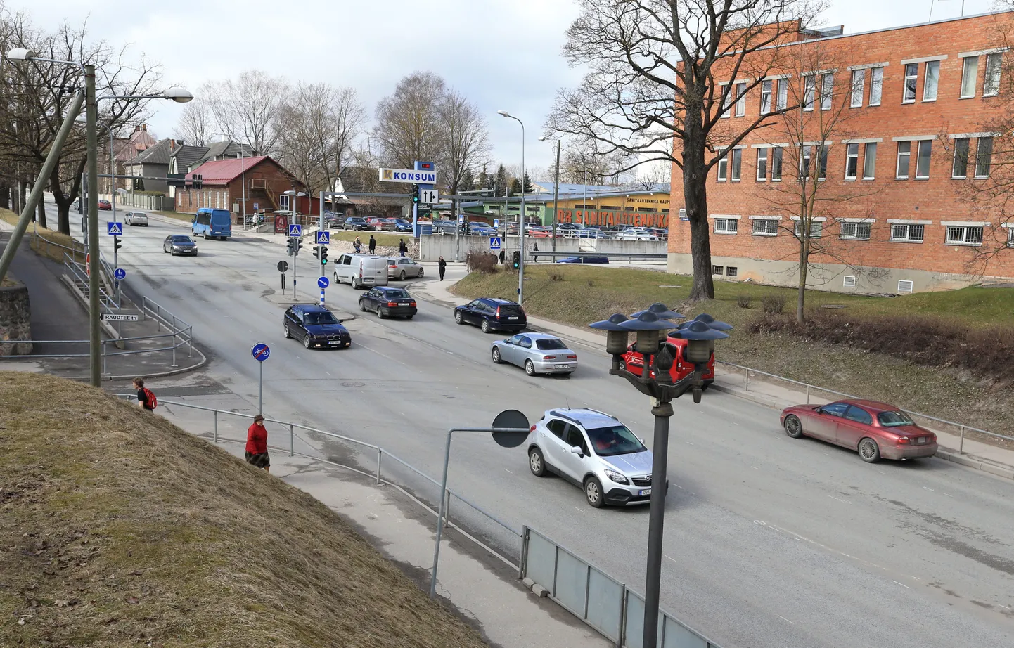 Autojuhid on põhjalikult remonditud Riia tänaval pidanud eelmise aasta sügisest hakkama saama ilma tänavamärgistuseta. Nüüd on sinna väga suure liiklusega tänavale tehtud eelmärgistus ning aprilli viimasel nädalal peaksid kõik jooned ilusti maas olema.