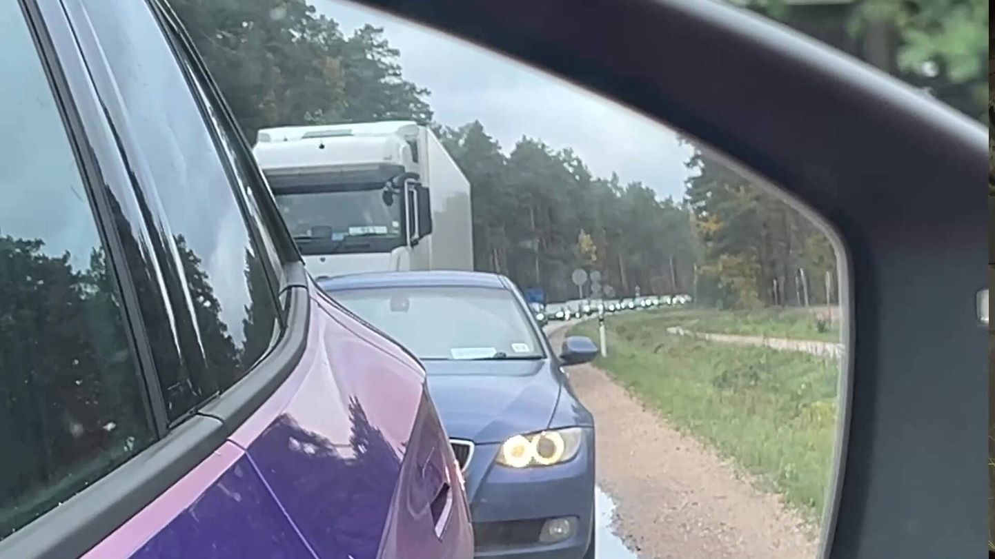 На Таллинском шоссе водитель намеренно создал пробку