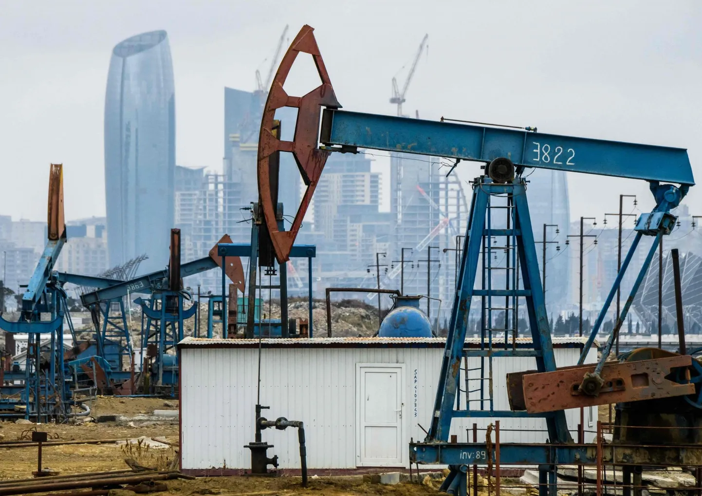 Добыча нефти.